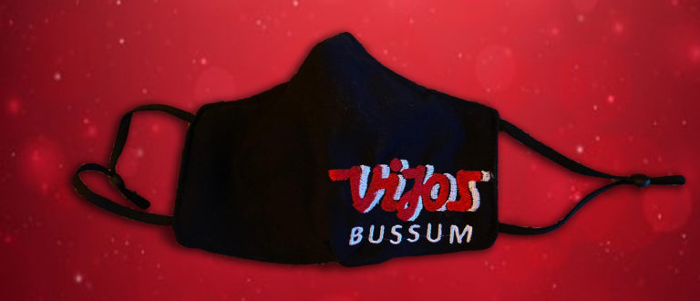 Vijosmondkapje op een rode achtergrond