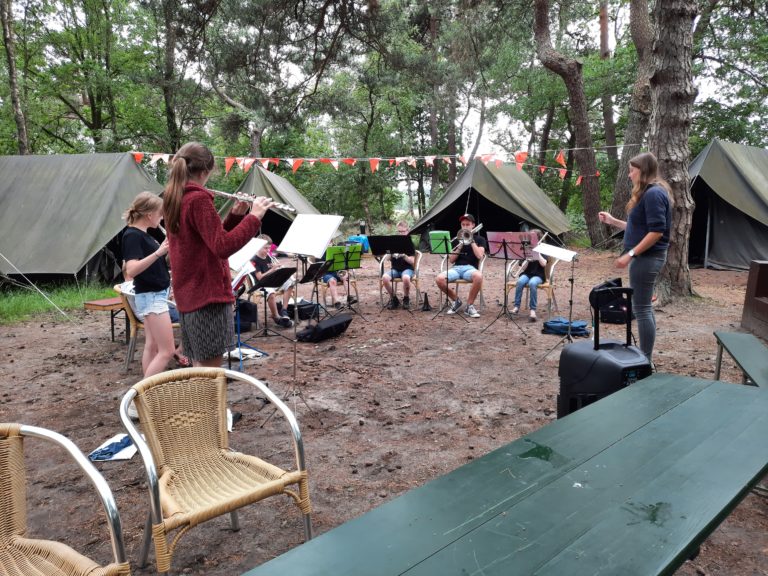 Jong ViJoS aan het repeteren voor de tenten